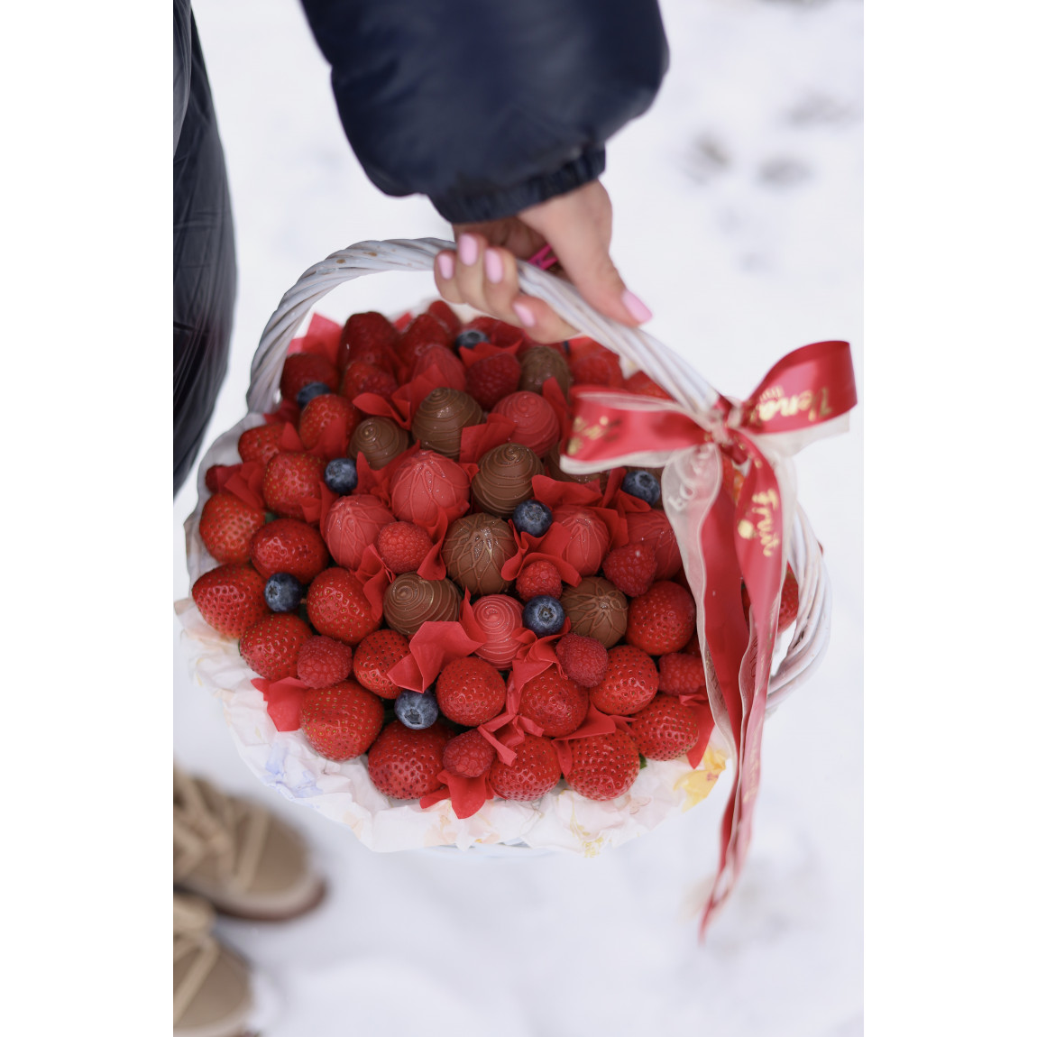 Корзина свежих ягод и клубники в шоколаде #40
